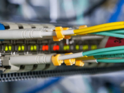 Hva er forskjellene mellom multimode fiber og enkeltmode fiberfibrer