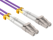 Hvilken overføringshastighet er OM4 fiberoptisk kabel?